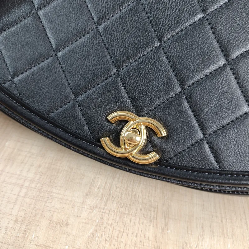 Chanel Crossbody Bag Crossbody Bag Black Calfskin One Size 24 × 6 × 18 cm 28 — detail view 5 of 14