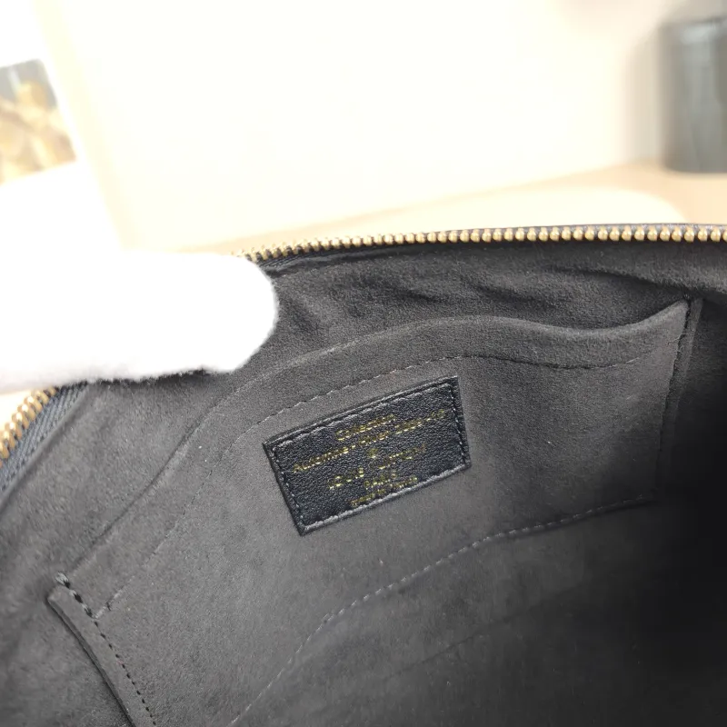 Louis Vuitton Shoulder Bag Pochette Accessoires Monogram PVC · One Size22 × 4 × 13 cm — detail view 8 of 9