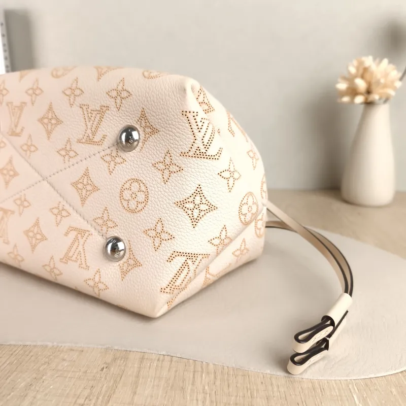 Louis Vuitton Crossbody Bag BELLA Calfskin One Size 22 × 14 × 19 cm — detail view 7 of 9