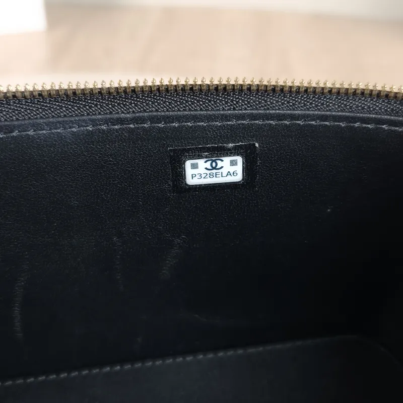 Chanel Crossbody Bag Edition Black with Gold-Tone Hardware Lambskin Mini 16 × 8 × 9.5 cm — detail view 8 of 12