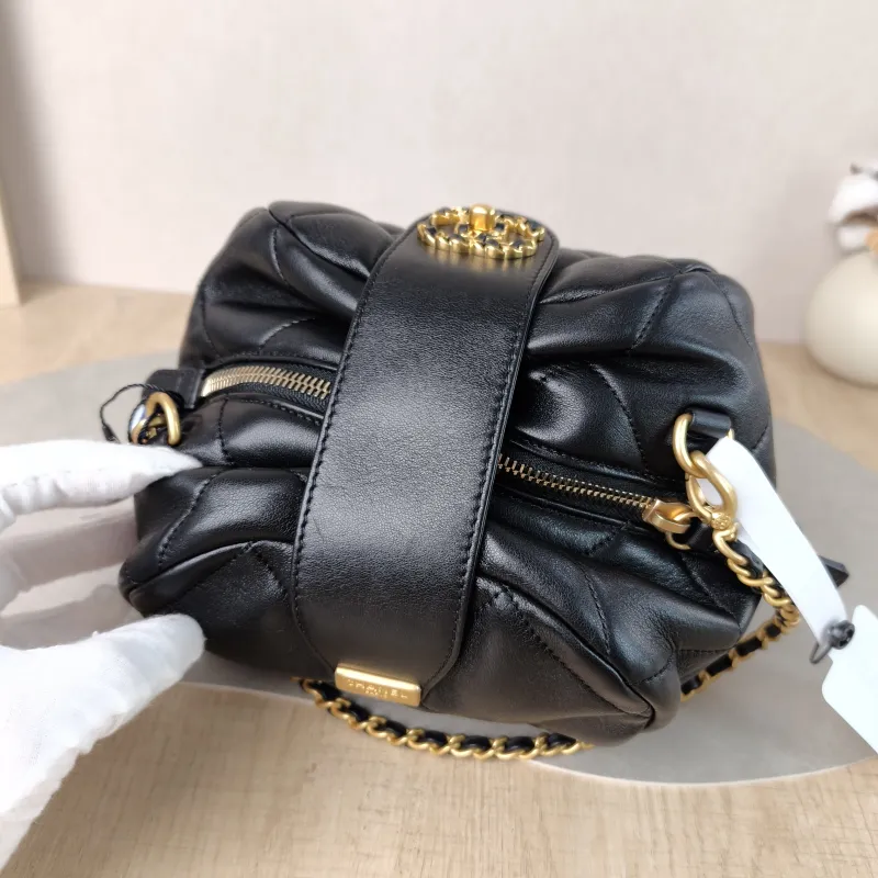 Chanel Crossbody Bag Black Lambskin One Size 23 × 14 × 11 cm — detail view 11 of 12