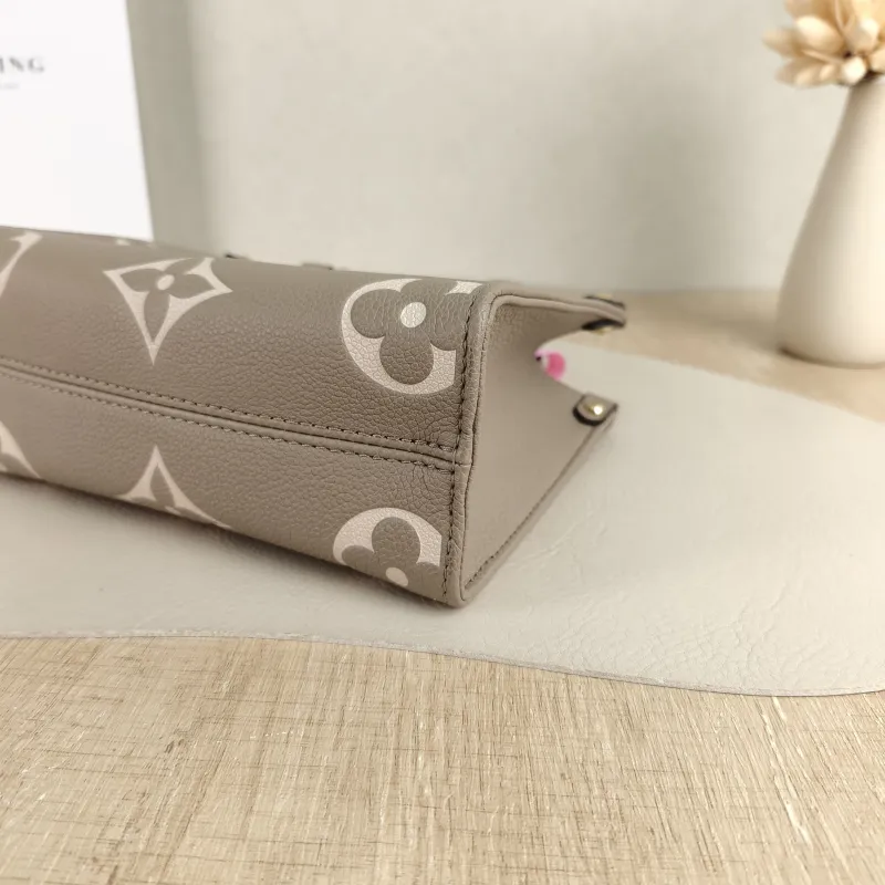 Louis Vuitton Crossbody Bag Onthego BB · White Monogram Empreinte Embossed Calfskin BB 18 × 8.5 × 15 cm — detail view 9 of 9