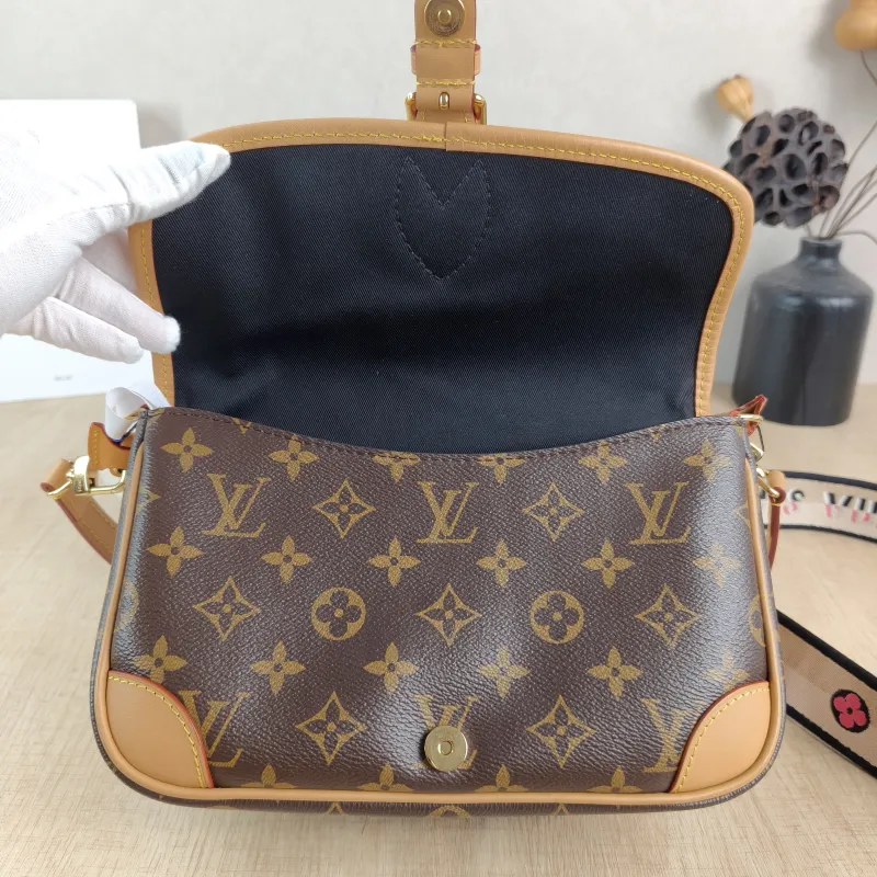 Louis Vuitton Crossbody Bag Diane Baguette Bag Shoulder Strap PVC Small 24 × 9 × 15 cm — detail view 12 of 13