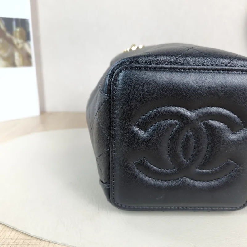 Chanel Shoulder Bag Bucket Bag Black Lambskin One Size 11 × 11 × 17.5 cm — detail view 6 of 10