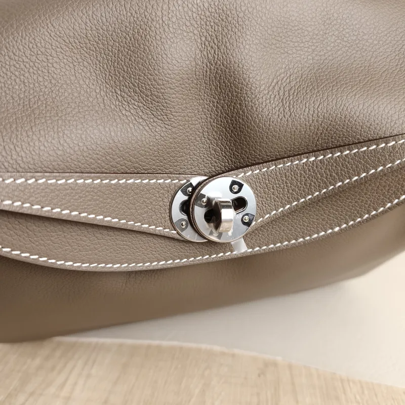 Hermès Crossbody Bag Lindy 26 Evercolor Calfskin Small 26 × 12 × 18 cm G — detail view 1 of 10