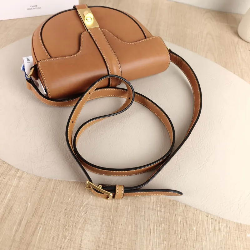 CELINE Crossbody Bag Besace 16 Caramel Calfskin Small 19 × 6 × 17 cm — detail view 3 of 10