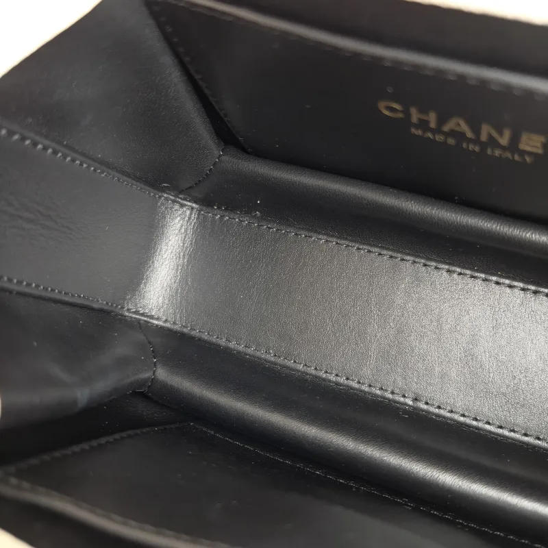Chanel Crossbody Bag 22k White Grained Calfskin Small Edition 20 × 8.5 × 14.5 cm — detail view 9 of 11