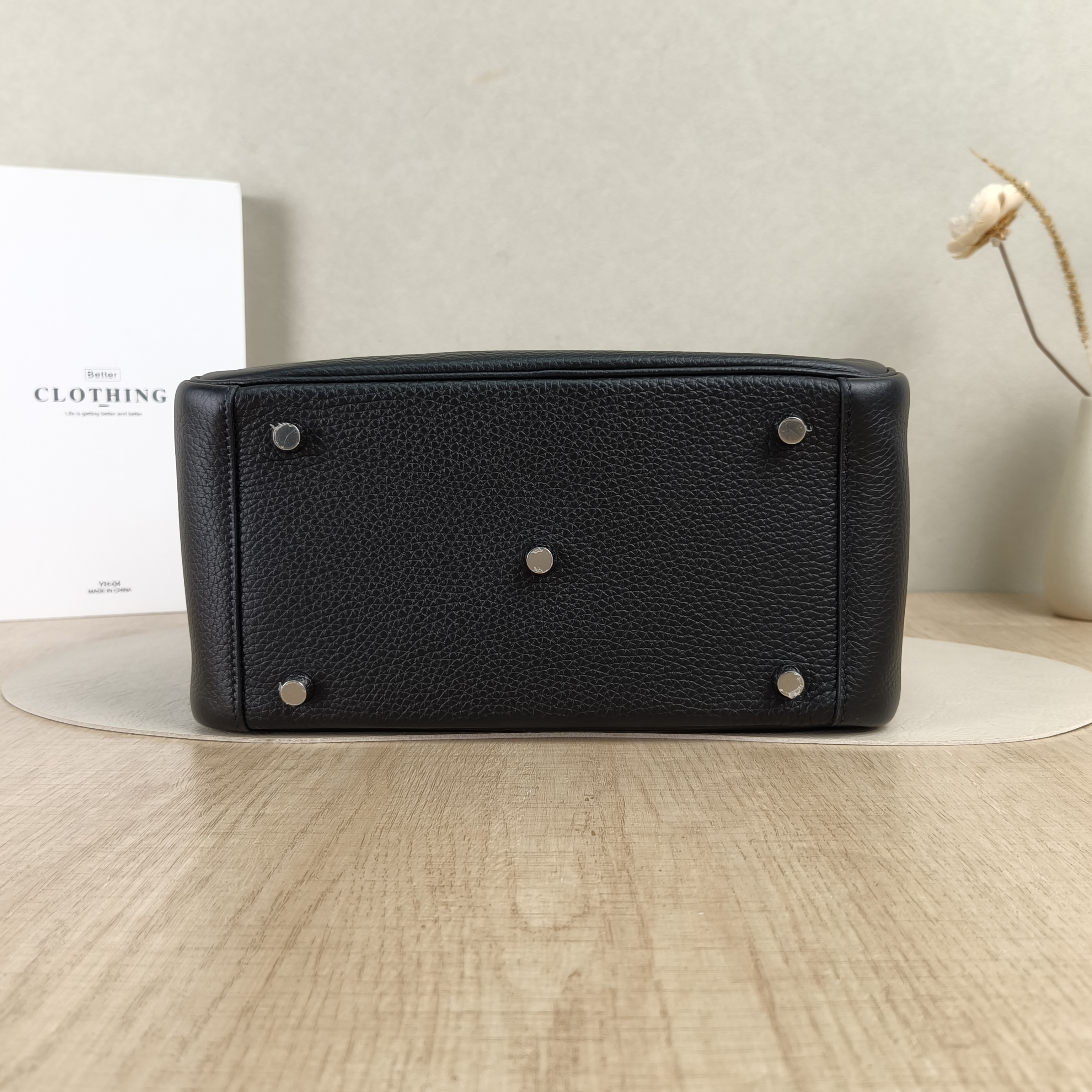 Hermès Crossbody Bag Lindy 26Black Taurillon Clemence TC Calfskin Small26 × 12 × 18 cm — cover view 2 of 6