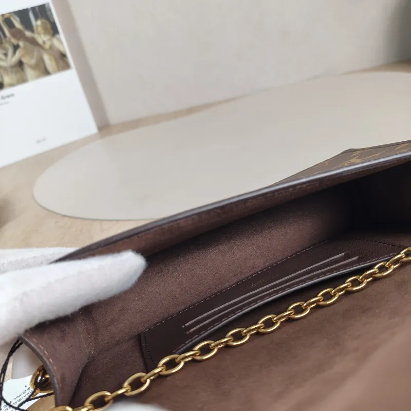Louis Vuitton Crossbody Bag LILY Chain Bagwoc Monogram PVC 21 × 3.5 × 10.5 cm — detail view 8 of 13