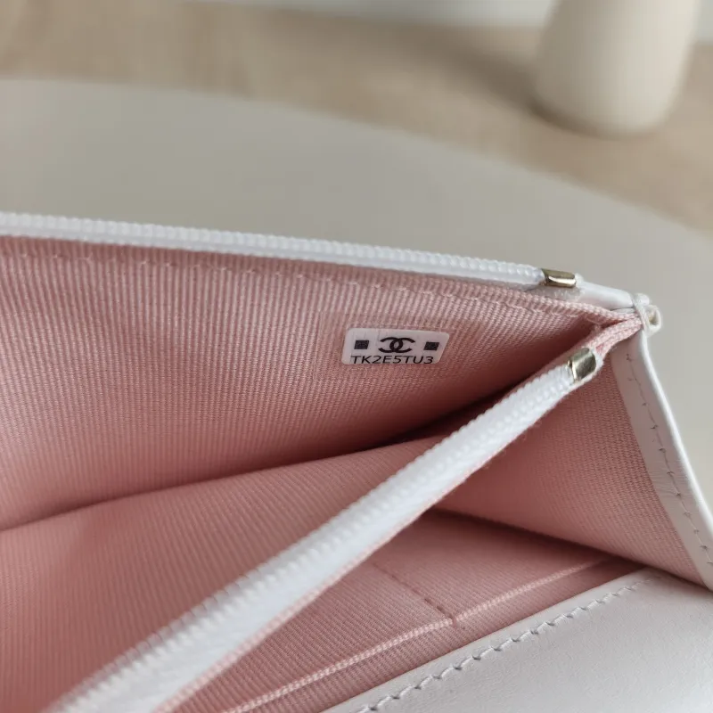 Chanel Crossbody Bag woc White Calfskin Mini 17.2 × 3.3 × 10 cm — detail view 1 of 12