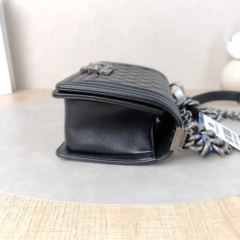 Chanel Crossbody Bag Le Boy​Black Lambskin Small20.5 × 8.5 × 12 cm — detail view 2 of 16