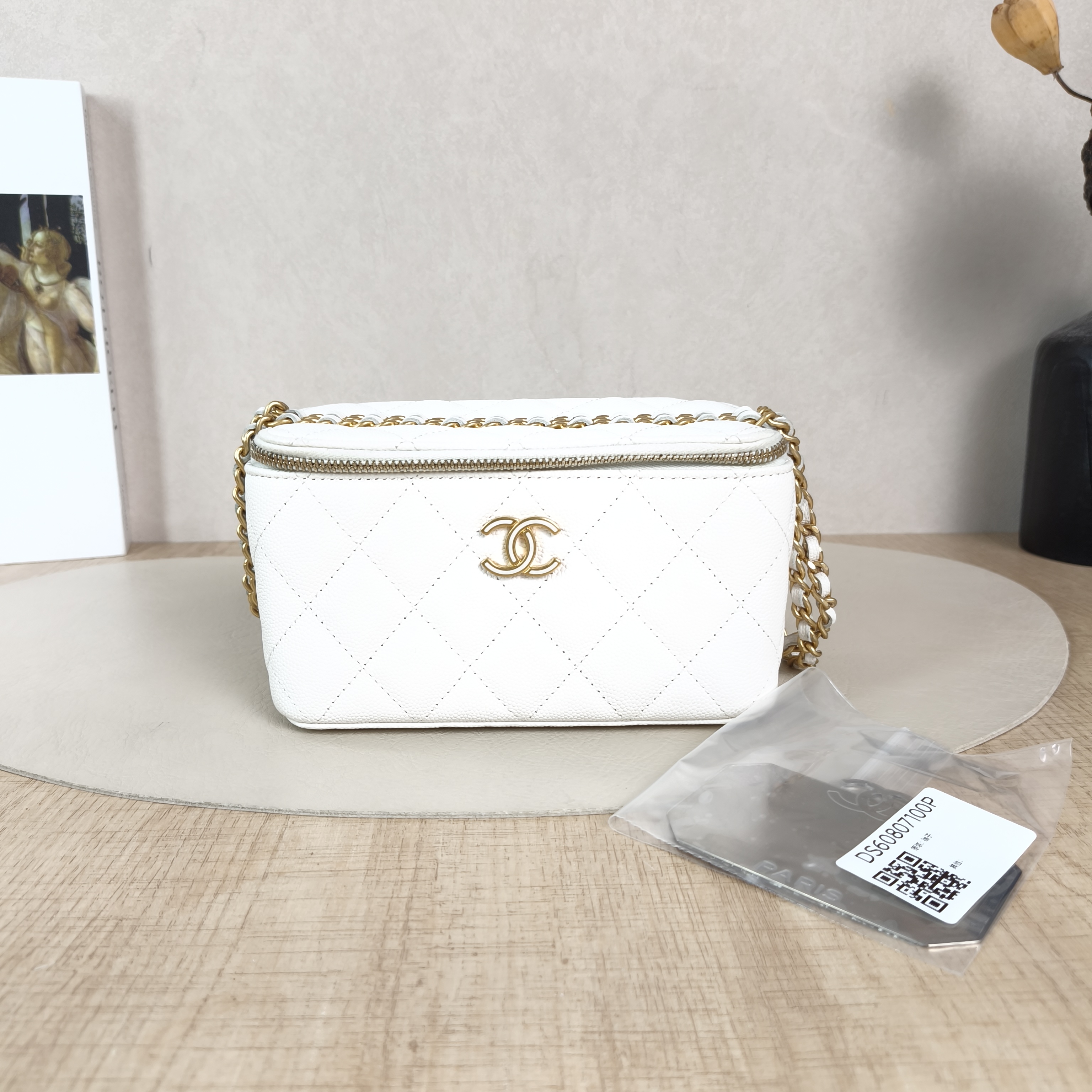 Chanel Crossbody Bag Edition White Grained Calfskin One Size16 × 8 × 9.5 cm — cover view 3 of 6