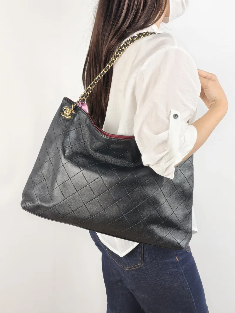 Chanel Shoulder Bag tote Black Lambskin One Size 41 × 9 × 27 cm — on-model view 2 of 2