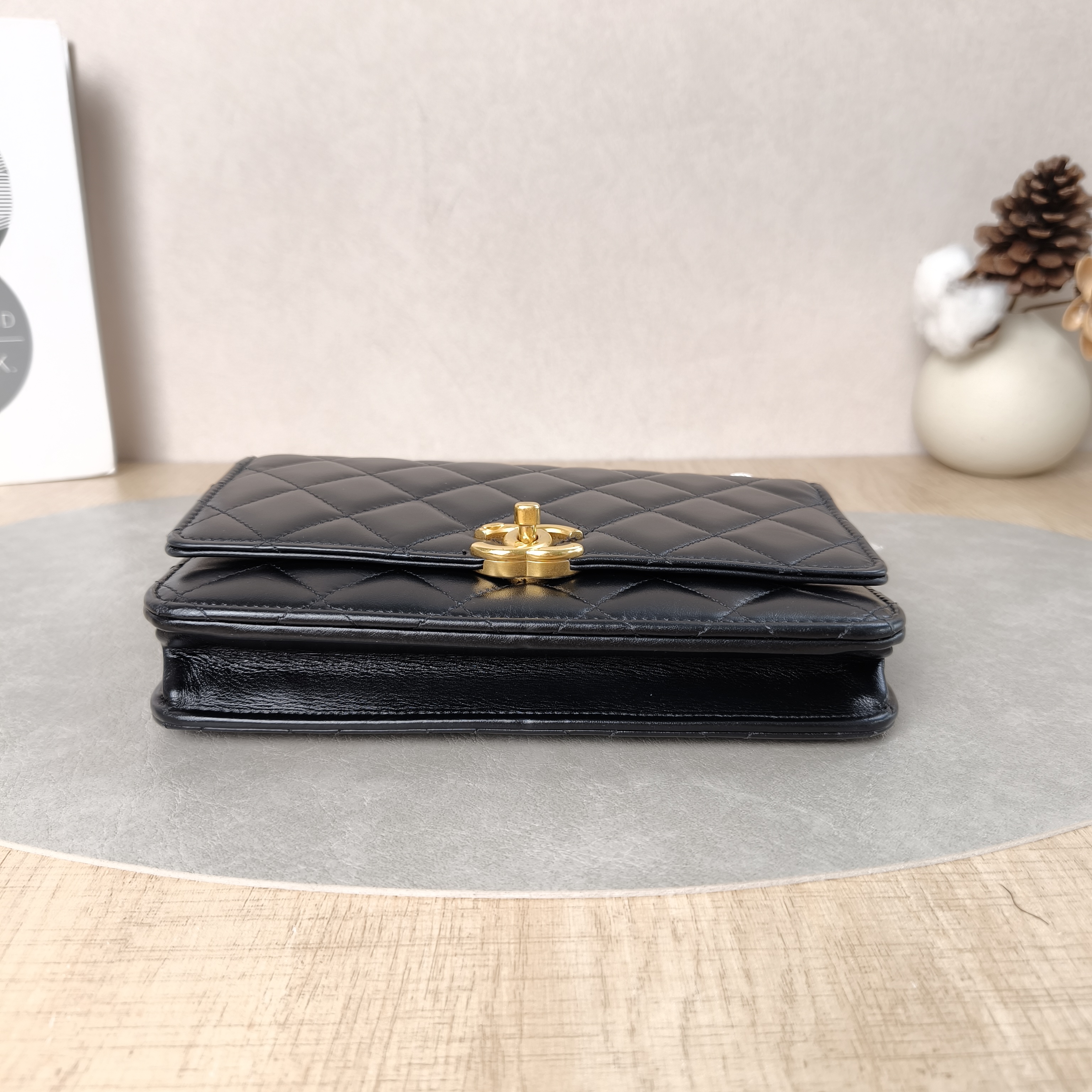 Chanel Crossbody Bag woc Black Lambskin19.2 × 3.5 × 12.3 cm — cover view 4 of 6