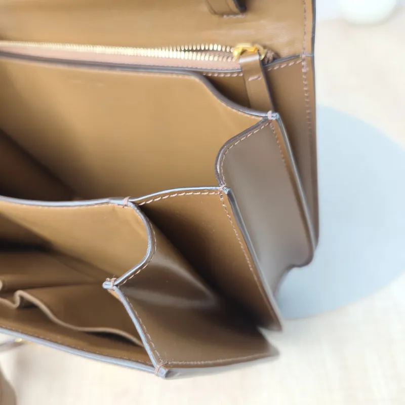 CELINE Crossbody Bag Classic Box CC alfskin Medium 24 × 7 × 18 cm — detail view 4 of 15