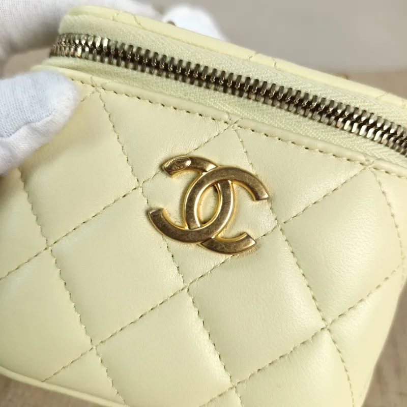 Chanel Crossbody Bag Edition Yellow Lambskin One Size 10 × 7 × 9 cm — detail view 7 of 12