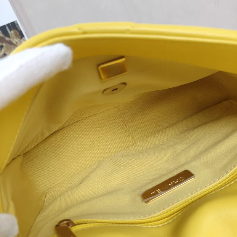 Chanel Crossbody Bag19Bag Yellow Lambskin Small26 × 9 × 16 cm — detail view 6 of 12