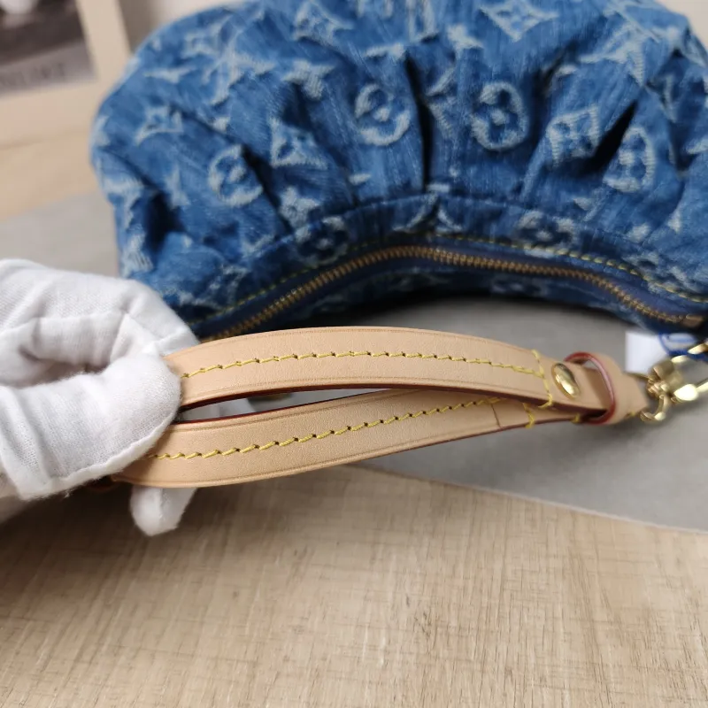 Louis Vuitton Shoulder Bag Pochette Valley Blue One Size 21 × 7 × 15 cm — detail view 3 of 12