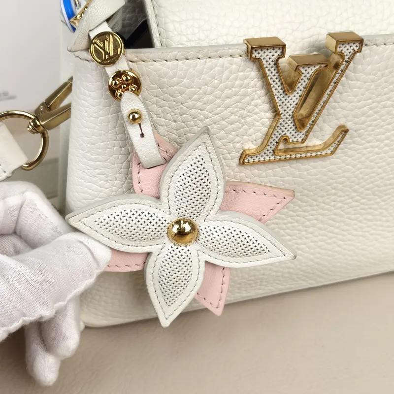 Louis Vuitton Crossbody Bag Capucines White Calfskinmini21 × 8 × 14 cm — detail view 4 of 11