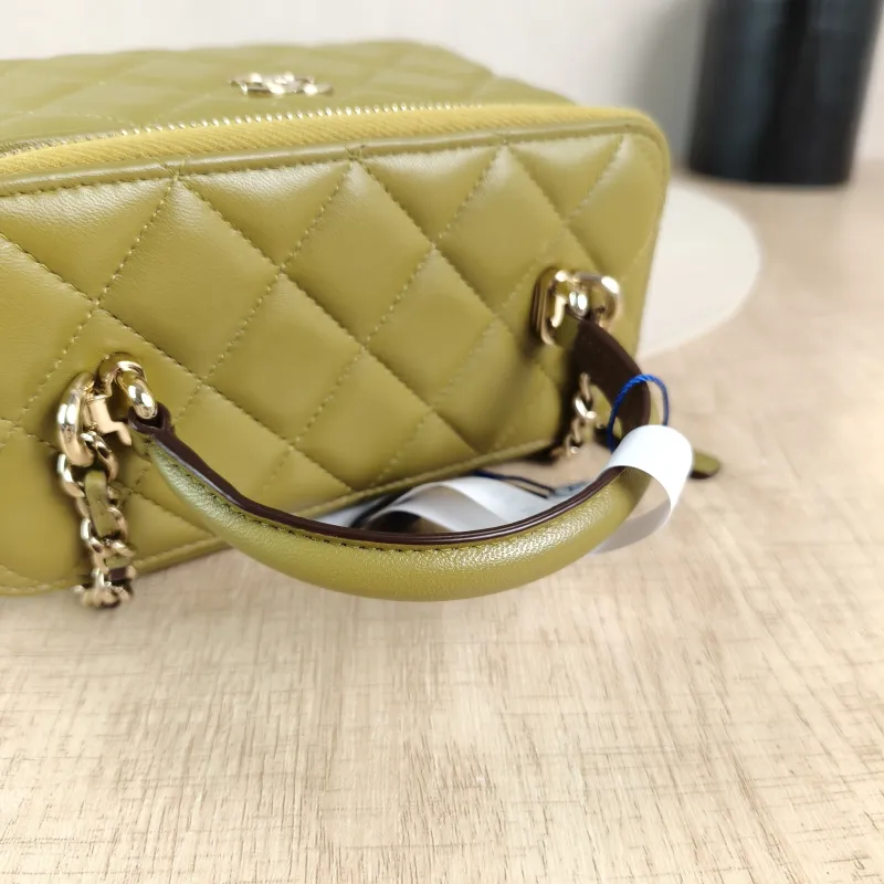Chanel Crossbody Bag Edition Green Lambskinmini16 × 8 × 9.5 cm — detail view 8 of 14