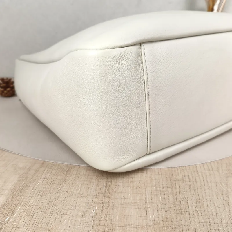 SAINT LAURENT Shoulder Bag LE 5 À 7 Hobo White Calfskin Large 30 × 13 × 31 cm — detail view 2 of 9