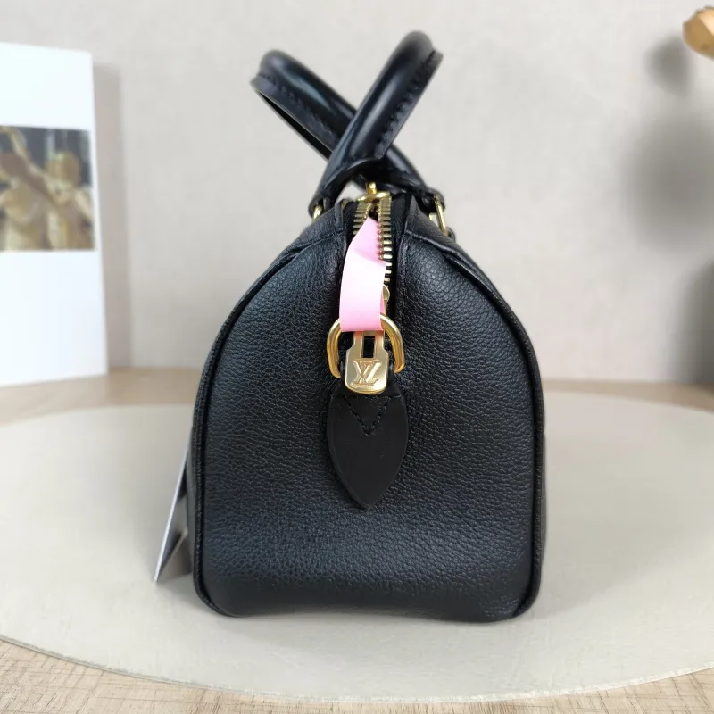Louis Vuitton Crossbody Bag Speedy20Black Calfskin Small20.5 × 12 × 13.5 cm — detail view 6 of 10