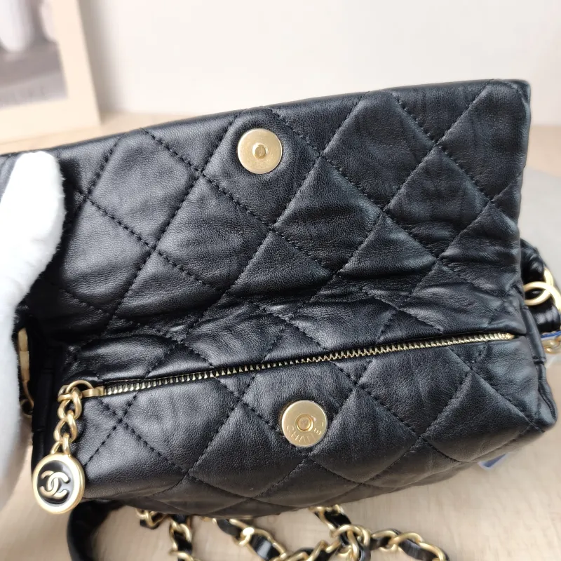 Chanel Crossbody Bag Crossbody Bag Black Lambskin One Size 17.5 × 7 × 9 cm 31 — detail view 10 of 11