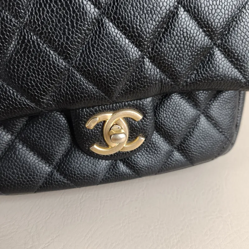 Chanel Crossbody Bag Black Grained Calfskin 19 × 6 × 14 cm — detail view 6 of 11