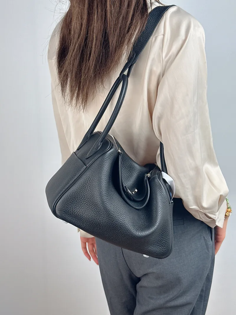 Hermès Crossbody Bag Lindy 26 89Black Taurillon Clemence TC Calfskin Small 26 × 12 × 18 cm B — on-model view 1 of 2