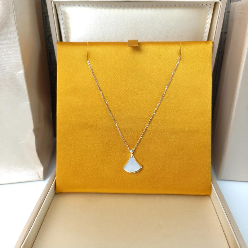 Bvlgari Necklace Divas' Dream White Mother-of-Pearl Diamond18KR ose Gold One Size 1.5 CM*41 cm - 43 cm — cover view 4 of 9
