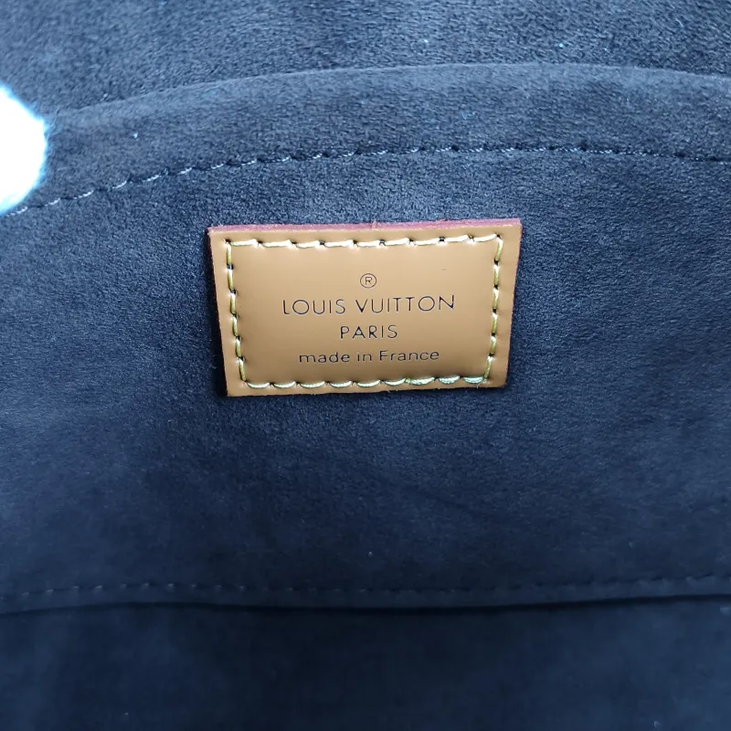Louis Vuitton Crossbody Bag CLUNY Caramel Epi Embossed Calfskinmini20 × 7.5 × 16 cm — detail view 4 of 15