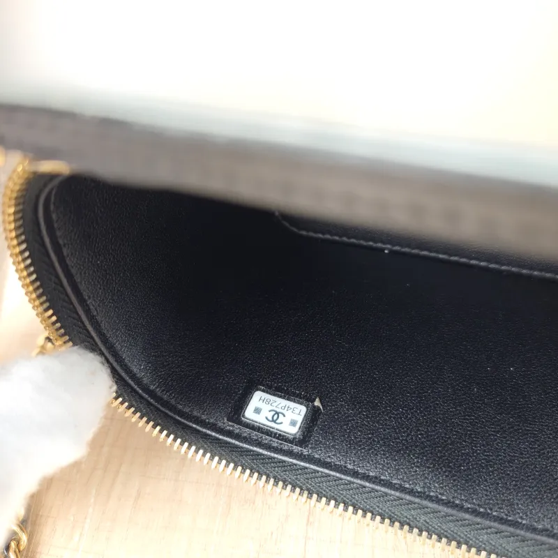 Chanel Crossbody Bag Black Lambskin Mini 16 × 8 × 9.5 cm — detail view 3 of 15