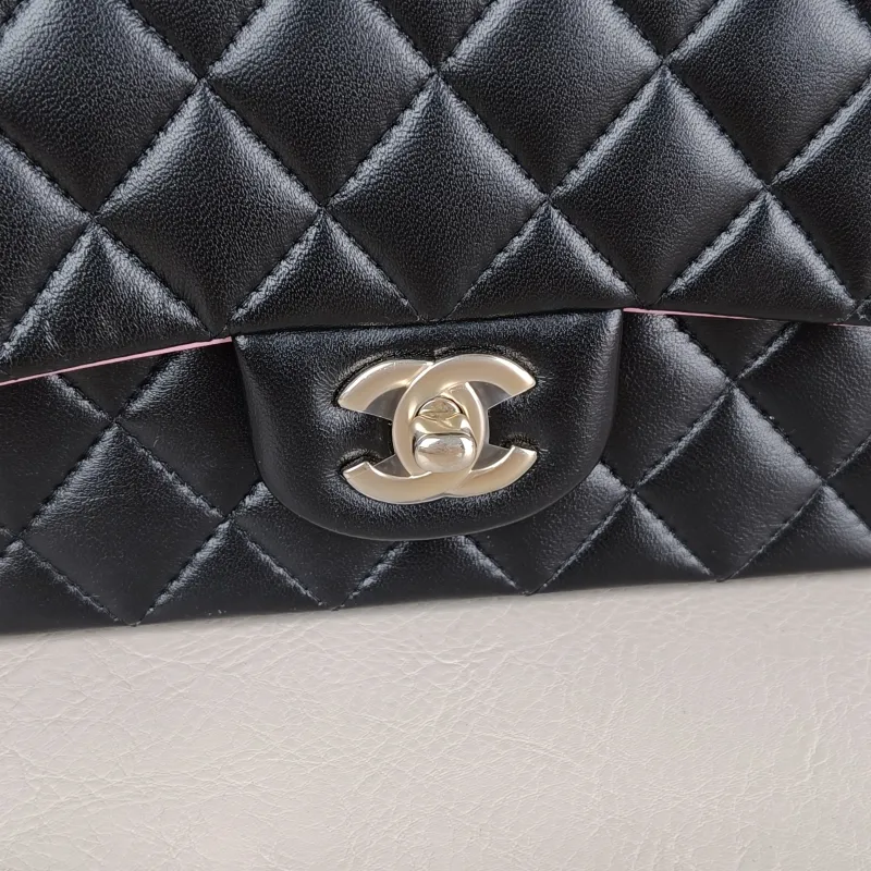 Chanel Crossbody Bag mini Black · Pink Lambskin mini 20 × 6 × 12 cm — detail view 11 of 14