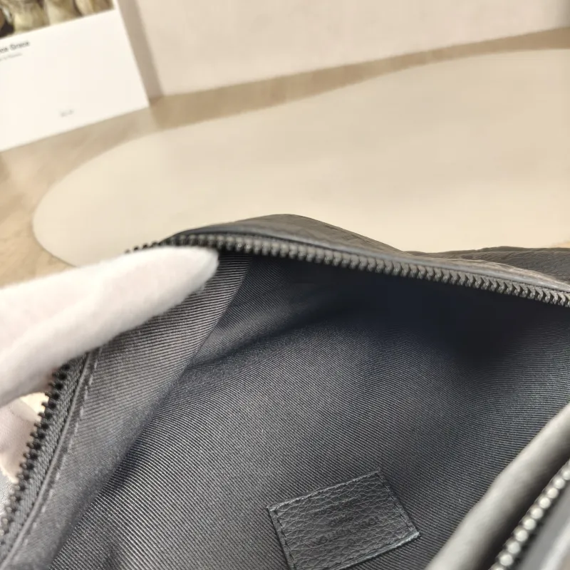 Louis Vuitton Belt Bag DISCOVERY Belt Bag Black Calfskin Small 44 × 9 × 15 cm — detail view 6 of 8