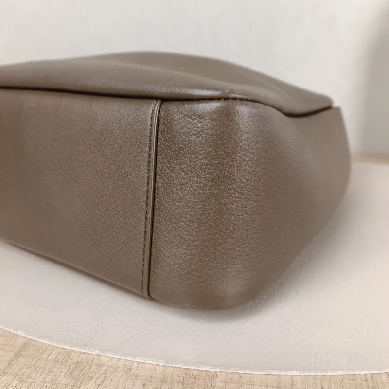 SAINT LAURENT Shoulder Bag LE 5 À 7 Hobo Calfskin Small 22 × 8.5 × 23 cm — detail view 1 of 9