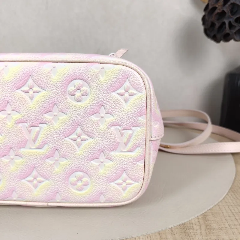Louis Vuitton Crossbody Bag NÉONOÉ Bucket Bag BB Collection · Calfskin BB 20 × 13 × 20 cm — detail view 8 of 11