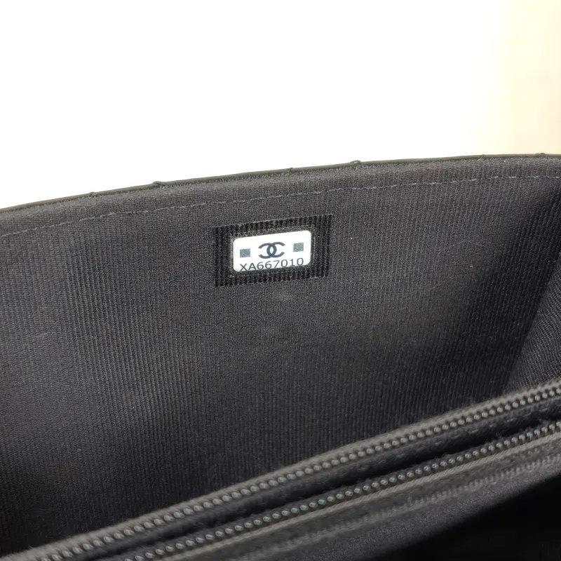 Chanel Crossbody Bag trendy cc woc Black Lambskinmini19.2 × 3.5 × 12.3 cm — detail view 7 of 14