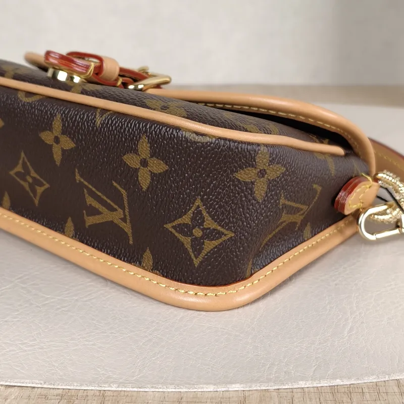 Louis Vuitton Crossbody Bag Diane Baguette Bag Monogram PV Cnano19 × 6 × 10.5 cm — detail view 12 of 12