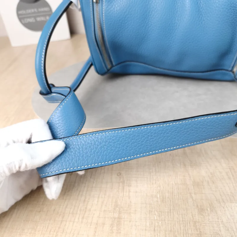 Hermès Crossbody Bag Lindy 3075 Taurillon Clemence TC Calfskin30 × 15 × 19 cm — detail view 1 of 14