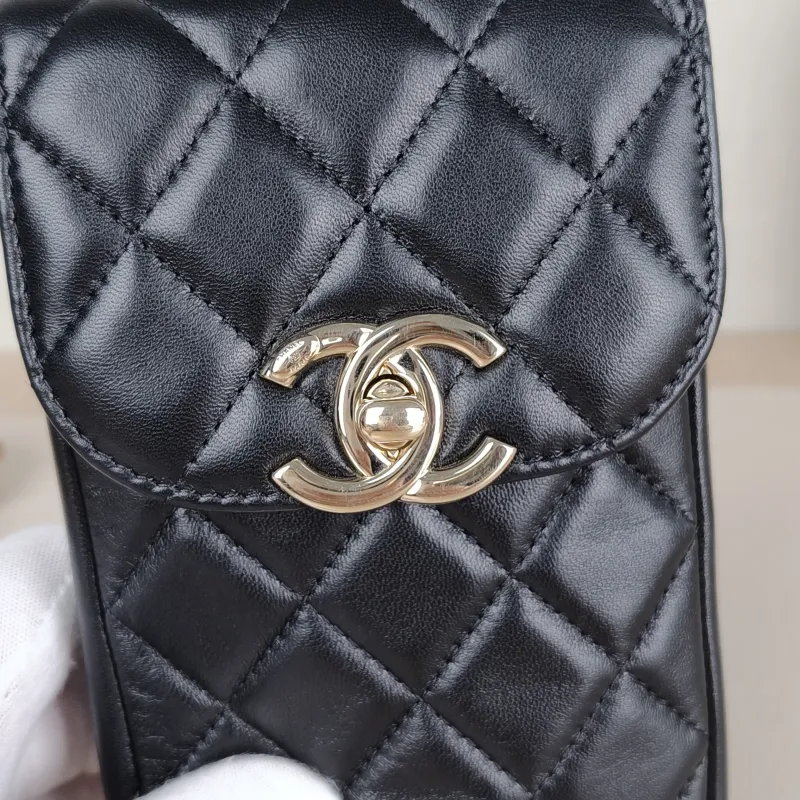Chanel Crossbody Bag Crossbody Bag Black Lambskin One Size10 × 2 × 17 cm — detail view 2 of 10