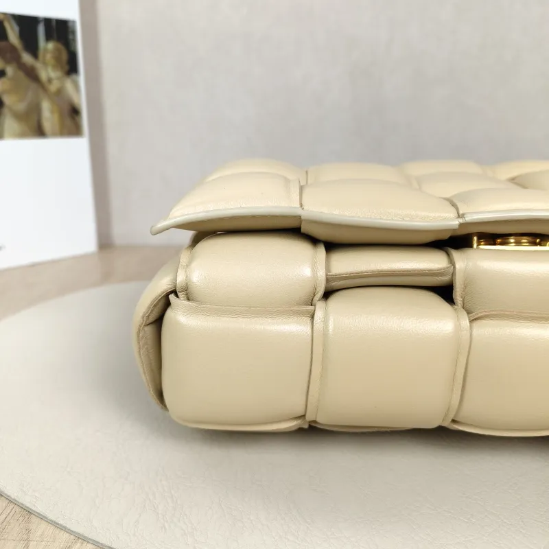 Bottega Veneta Crossbody Bag Padded Cassette Woven Lambskin Medium26 × 8 × 18 cm — detail view 5 of 14