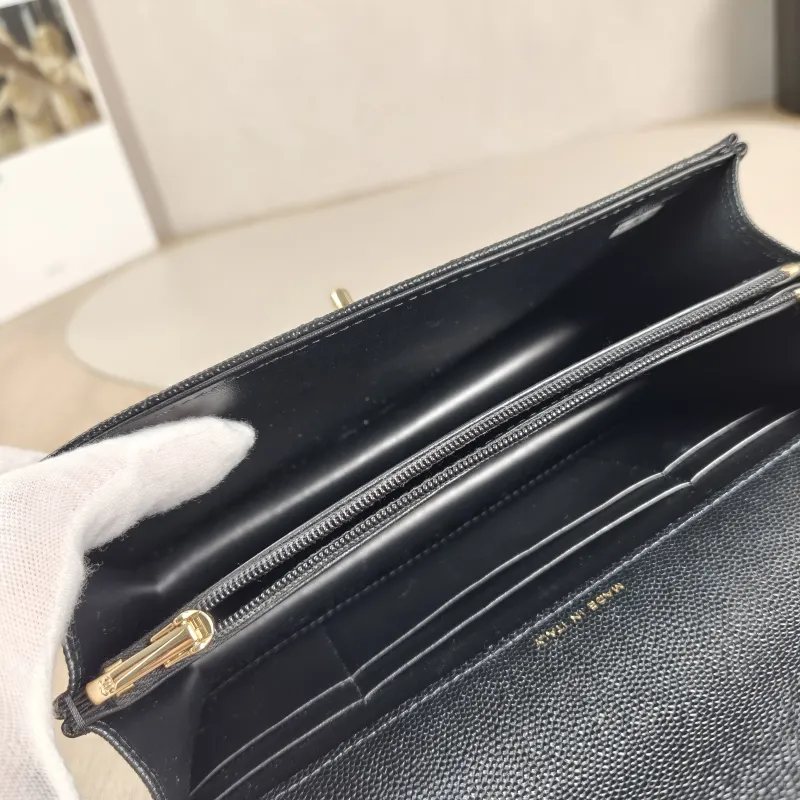Chanel Crossbody Bag Black Calfskin One Size18.5 × 6 × 11 cm — detail view 1 of 12