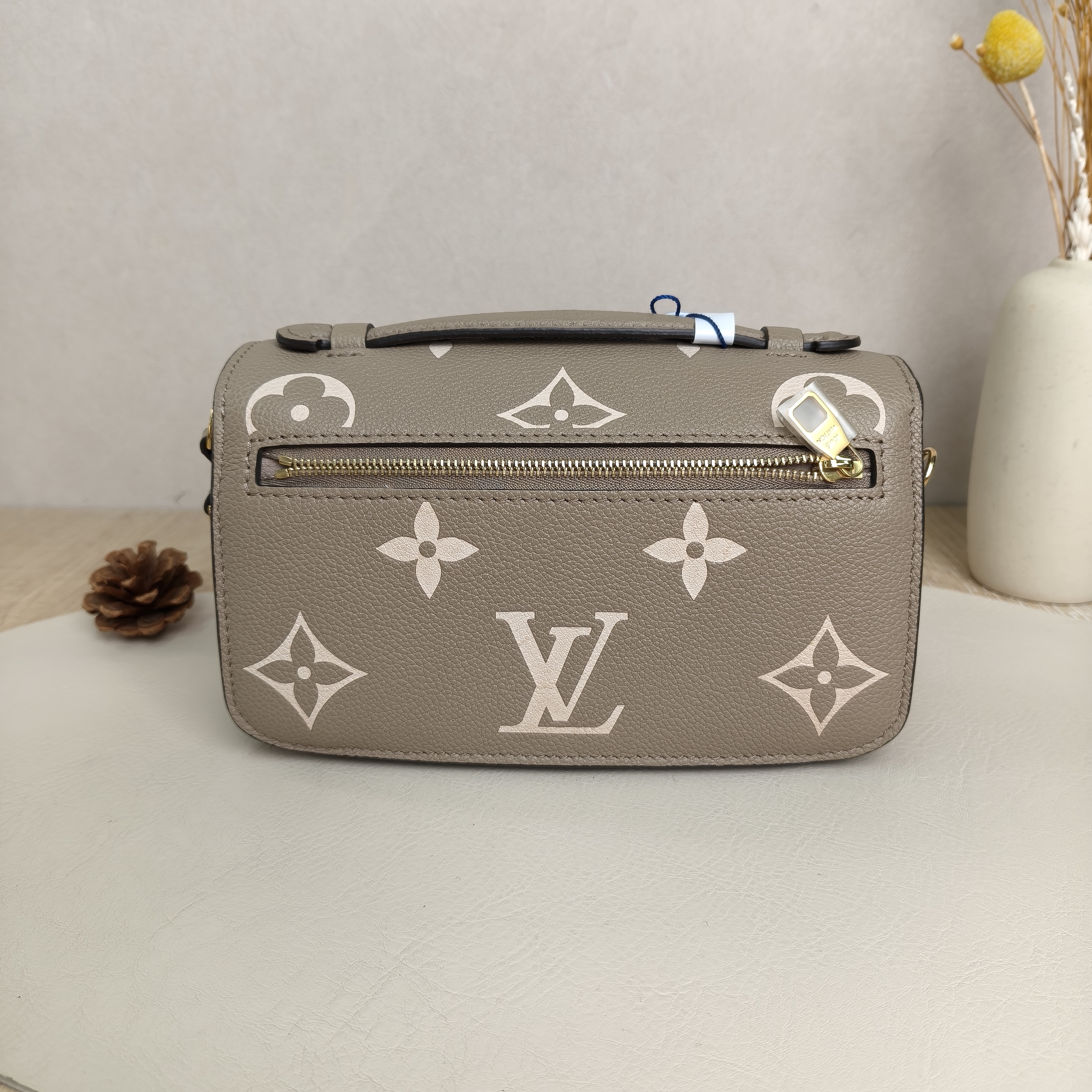 Louis Vuitton pochettemetiseastwest Messenger Bag Calfskin Microchip Edition · Two Straps · 21.5 × 6 × 13.5 cm — cover view 8 of 13