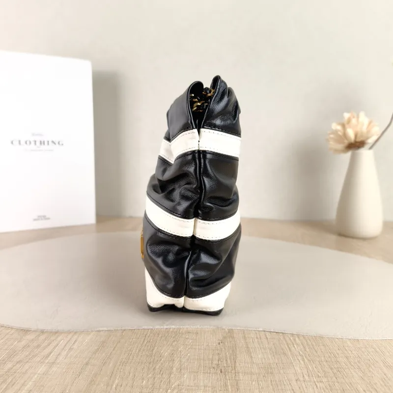 Chanel Crossbody Bag22Bag Black White Calfskinmini20 × 6 × 19 cm — detail view 8 of 10