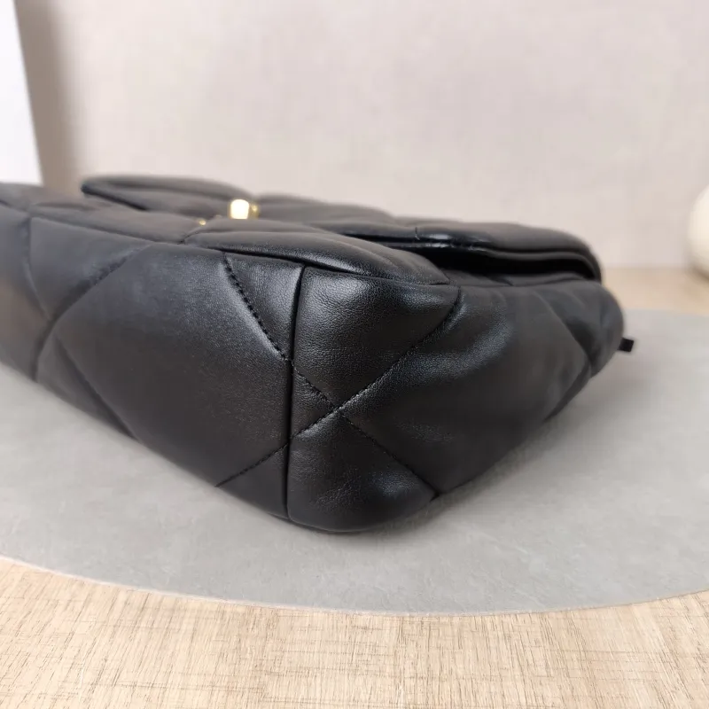 Chanel Crossbody Bag19Bag Small26 × 9 × 16 cm — detail view 11 of 13