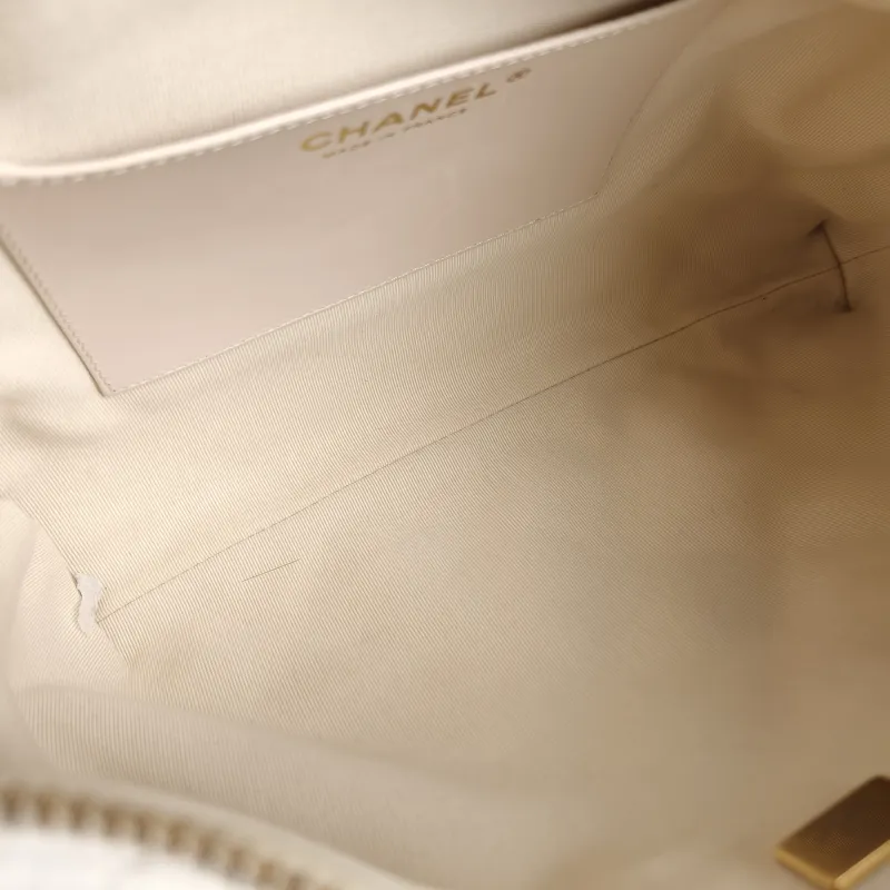 Chanel Shoulder Bag hobo White Lambskin Large 32 × 4 × 20 cm — detail view 2 of 9