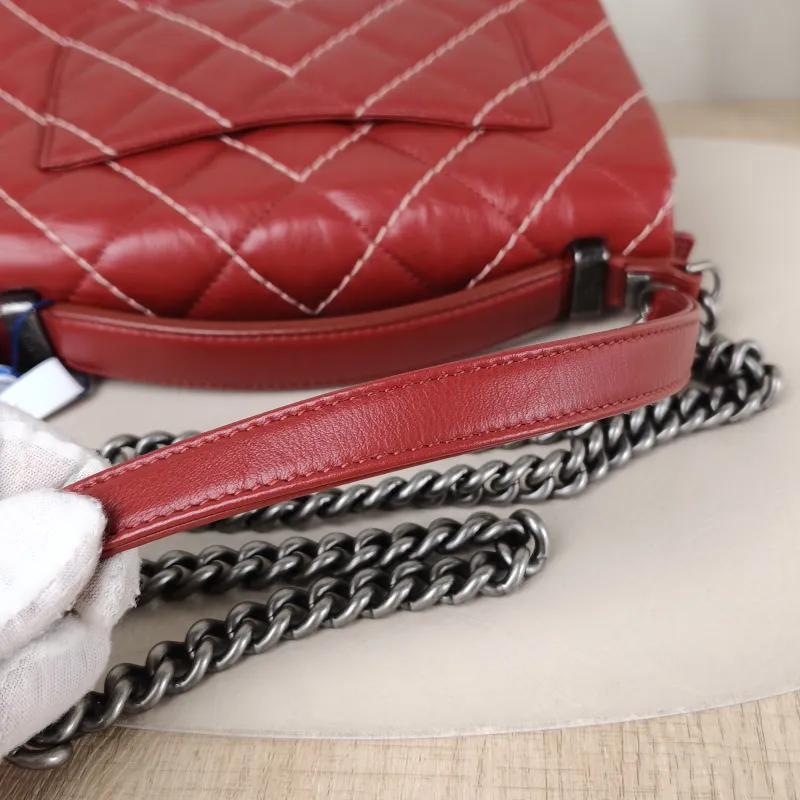 Chanel Crossbody Bag Chain Bag Red Calfskin 22 × 6.5 × 14 cm 23 — detail view 1 of 15