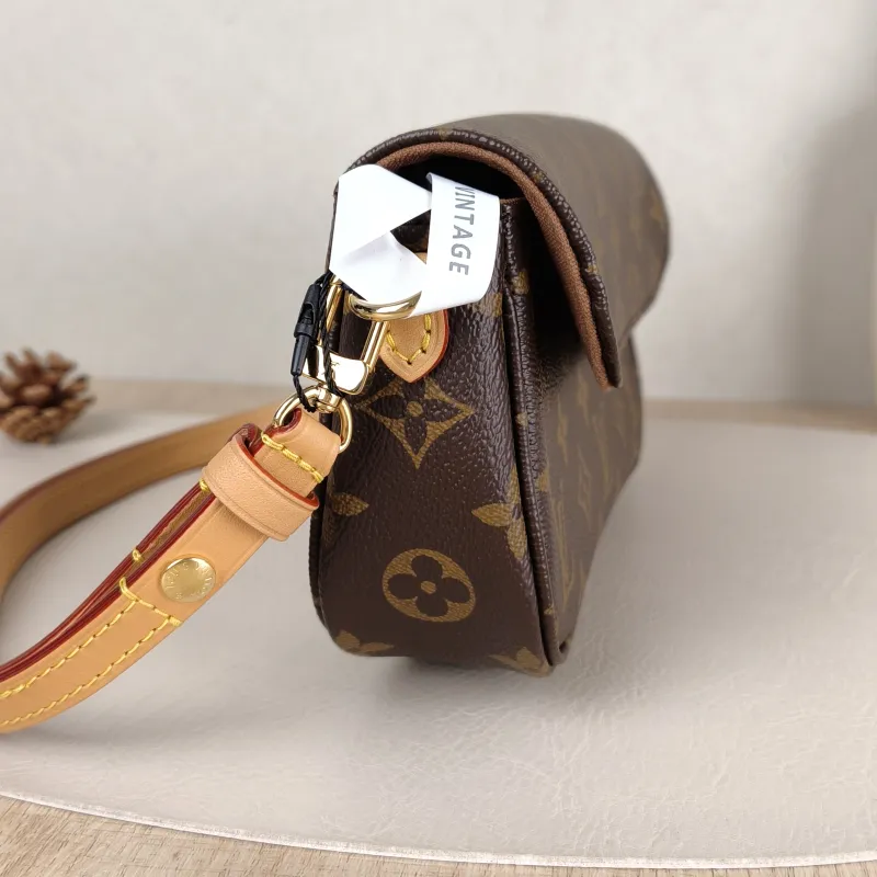 Louis Vuitton Crossbody Bag IVY Monogram PVC Small 23.5 × 4.3 × 12 cm — detail view 2 of 11