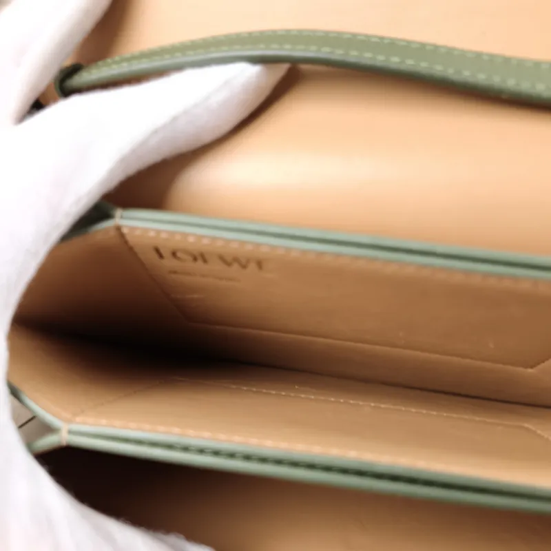 LOEWE Crossbody Bag Goya Calfskin Small 19 × 6 × 13.5 cm — detail view 4 of 11