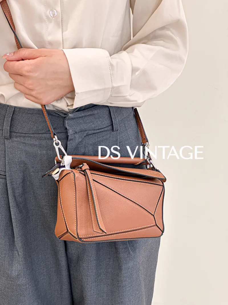 LOEWE Crossbody Bag Puzzle Caramel CC alfskin18 × 8 × 12.5 cm — on-model view 3 of 3